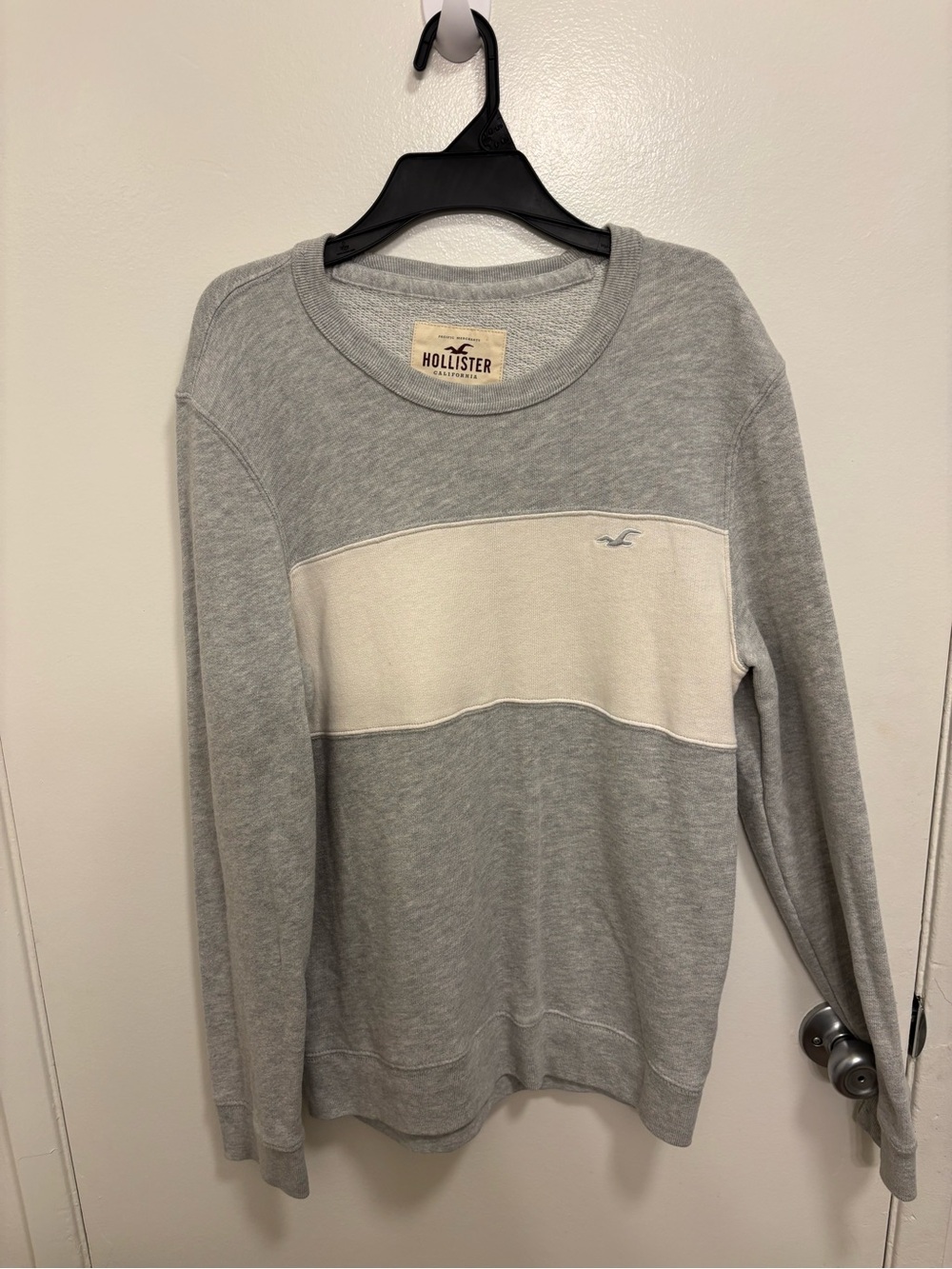 Hollister Men's Light Gray Crewneck Sweater with Cream Chest Panel